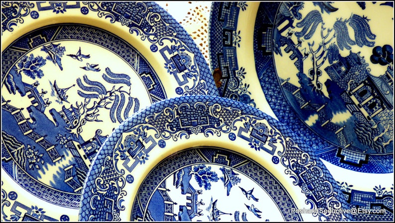 impressive look bigger capacity Churchill/'s famous Blue Willow pattern handmade three tier cake stand made of vintage large sized plates