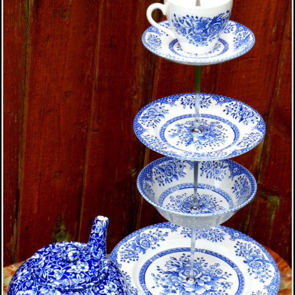 Gestufter Tortenständer aus 5 Stück Englische Ironstone Tableware kultige "Kew Gardens" flow blue pattern china, Ostertisch