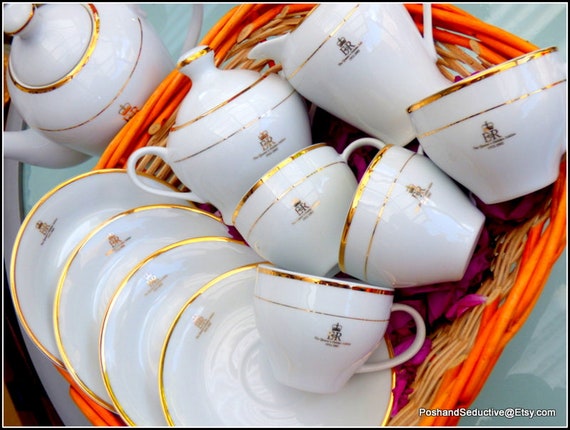 Set da tè e caffè Royal Crest 11 pezzi: teiera da due pinte con coperchio,  zuccheriera, lattiera, set di quattro tazze e piattino, pietra di ferro  inglese bianco alpino -  Italia