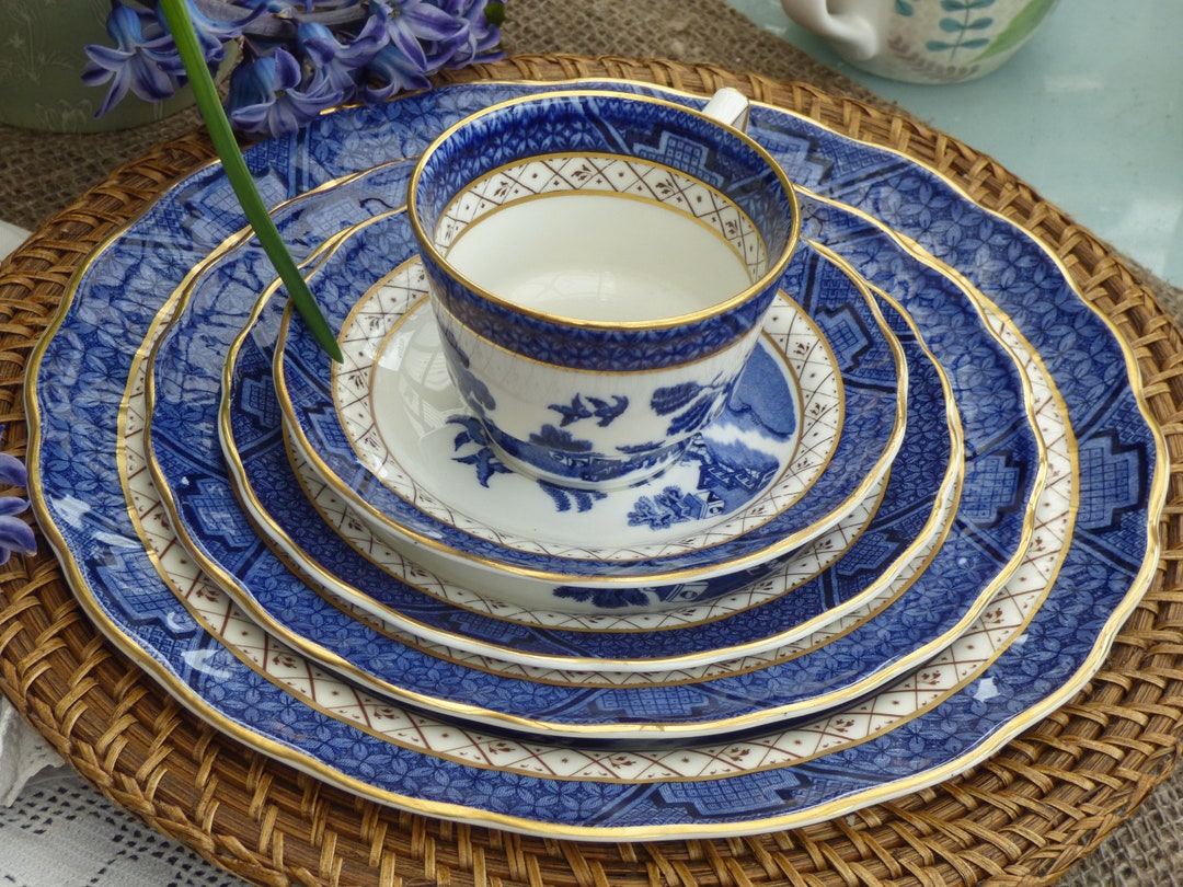 Service de table cinq pièces Royal Doulton, cabines pour une personne,  assiettes vintage cobalt bleu véritable saule collection Majestic, coupe  bordure dorée -  France