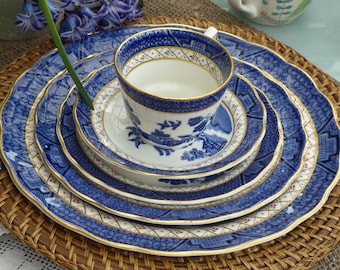 Table dinner setting five pieces Royal Doulton Booths for one, The Majestic Collection Real Blue Willow cobalt vintage plates, cup gold trim