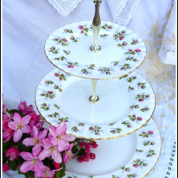 Royal Albert Winsome florales Porzellanmuster dreistufiger Tortenständer Vintage englische abgestufte Teller Etagere Nachmittagstee schickes abgestuftes Porzellanset