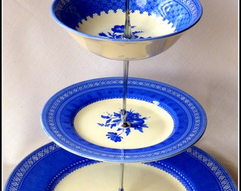 Churchills "Out of the Blue" handgemachter dreistöckiger Kuchenständer nach feinstem Beispiel englischen Chinas inspiriert von Mary Gilliatt Blumenmuster