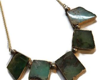 Jade Kette - Statement Schmuck - Australischer Jade Anhänger - Rohe Edelstein Perlen - Grüner Stein - Vergoldete Kette - Ooak Cocktail Edelsteine