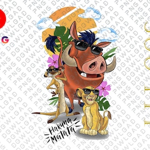 Könnte beinhalten: Eine Cartoon-Illustration von drei Figuren aus dem Film Der König der Löwen. Pumbaa das Warzenschwein trägt eine Sonnenbrille und hat eine rosa Blume hinter sich. Timon der Erdmännchen steht mit verschränkten Armen da. Simba der Löwenjunges trägt eine Sonnenbrille und sitzt mit gekreuzten Pfoten. Der Hintergrund ist ein Sonnenuntergang mit Wolken und grünen Blättern. Der Text "Hakuna Matata" steht unter den Figuren.