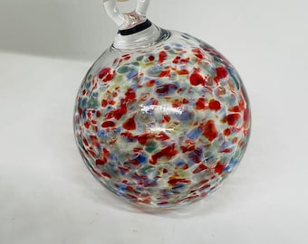 Handgeblazen glaskunst Veelkleurige splatterbal rond kerstornament stippen blauw rood en wat groen