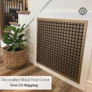 Op de afbeelding: Een set van drie keramische mokken met een gespikkelde, matte afwerking. De mokken zijn in crème, lichtgrijs en donkergrijs. Elke mok heeft een eenvoudig, minimalistisch ontwerp.