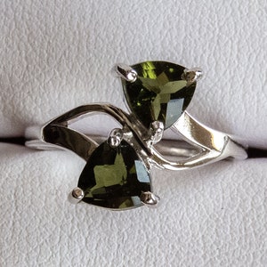 Moldaviet sterlingzilveren ring met 2 x 6 mm biljoen moldavietfacetten - moldavietsieraden van museumkwaliteit, meteorietglas, gefacetteerde edelsteen