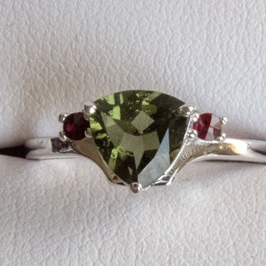 7mm Trillion Facet Moldavite and Garnet Sterling Silver Ring - Museum Grade - Crystal Rings, Faceted Gemstone Ring, Trilliant, Trillian