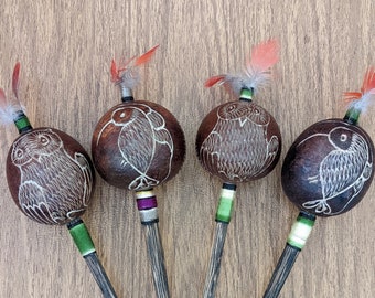 Sonajero Shipibo de Perú tallado a mano con diseño de colibrí/búho y plumas de guacamayo. Elige el tuyo. Sonajero, maraca e instrumento chamánico.