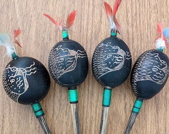 Sonajero Shipibo tallado a mano de Puma Design de Perú con plumas de guacamayo - Elija el suyo - Shaker, Maraca, Instrumentos Chamánicos, Medicina