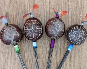 Sonajero Shipibo tallado a mano con diseño de colibrí / flor de Perú con plumas de guacamayo - Elija el suyo - Shaker, Maraca, Instrumentos chamánicos