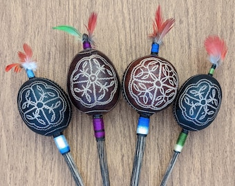 Sonajero Shipibo de Perú, tallado a mano con diseño geométrico de flores y plumas de guacamayo. Elige el tuyo. Sonajero, maraca e instrumento chamánico.