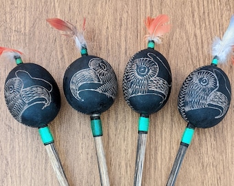 Sonajero Shipibo de Perú, tallado a mano con plumas de guacamayo y diseño de cóndor. Elige el tuyo. Sonajero, maraca, instrumento chamánico, medicina.