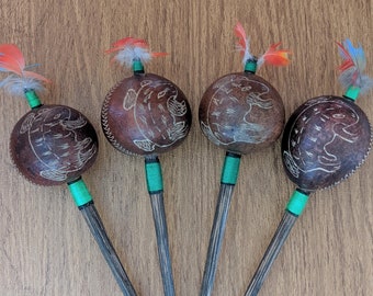 Sonajero Shipibo de Perú, tallado a mano, con diseño de rana y plumas de guacamayo. Elige el tuyo. Sonajero, maraca, instrumento chamánico, medicina.