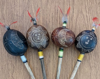 Sonajero Shipibo tallado a mano con diseño de sol / luna de Perú con plumas de guacamayo - Elija el suyo - Shaker, Maraca, Instrumentos chamánicos