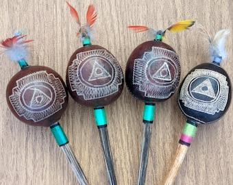 Sonajero Shipibo tallado a mano con diseño geométrico triangular de Perú con plumas de guacamayo - Elija su propio - Shaker, Maraca, Instrumentos chamánicos
