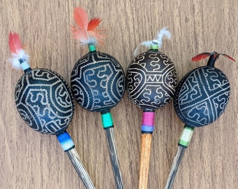 Sonajero Shipibo de Perú con diseño geométrico de ayahuasca tallado a mano con plumas de guacamayo - Elige el tuyo - Sonajeros, maracas, instrumentos chamánicos
