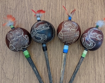 Sonajero Shipibo de Perú tallado a mano con diseño de búho y serpiente y plumas de guacamayo. Elige el tuyo. Sonajero, maraca e instrumento chamánico.