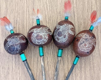 Sonajero Shipibo tallado a mano con diseño de serpiente de Perú con plumas de guacamayo - Elige el tuyo - Sonajero, maraca, instrumentos chamánicos