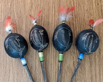 Sonajero Shipibo de Perú, tallado a mano con diseño de delfín y plumas de guacamayo. Elige el tuyo. Sonajero, maraca, instrumento chamánico, medicina.