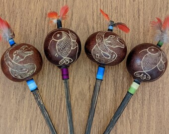 Sonajero Shipibo de Perú, tallado a mano, con diseño de serpiente y colibrí, con plumas de guacamayo. Elige el tuyo. Sonajero, maraca e instrumento chamánico.