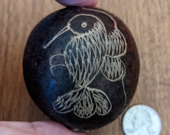 Sonajero Shipibo tallado a mano con forma de huevo y diseño de colibrí de Perú. Elija entre 4 sonajeros: sonajero, maraca, instrumentos chamánicos, medicina