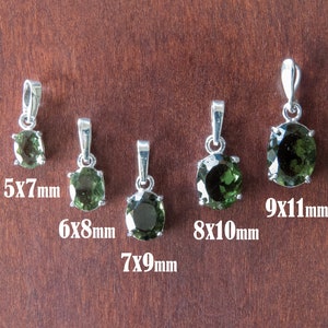 Puede incluir: Cinco colgantes de plata con piedras preciosas ovaladas verdes. Los colgantes están dispuestos en una fila de menor a mayor. Los tamaños de las piedras preciosas son 5x7 mm, 6x8 mm, 7x9 mm, 8x10 mm y 9x11 mm.