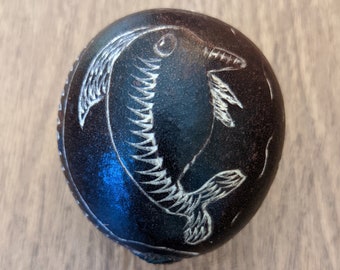 Dolphin / Owl Design Hand Carved Egg Shaped Shipibo Rattle de Perú - Shaker, Maraca, Chamaniic Instruments, Medicine