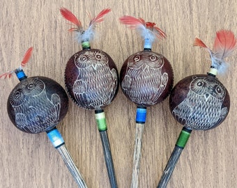 Sonajero Shipibo tallado a mano de diseño de búho de Perú con plumas de guacamayo - Elija el suyo - Shaker, Maraca, Instrumentos chamánicos