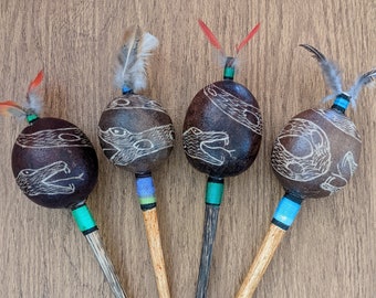 Sonajero Shipibo de Perú, tallado a mano, con diseño de serpiente y plumas de guacamayo. Elige el tuyo. Sonajero, maraca e instrumento chamánico.