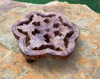 Vintage Carved Wood Trivet Round Decorative Pot Holder Hot Pad Flower Star Shape Wooden Large Coaster for Flower Pot or Drinking Glass