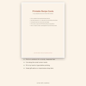 Puede incluir: Un documento digital titulado Printable Recipe Cards con instrucciones para imprimir en cartulina, cortar a lo largo de las marcas de las esquinas y rellenar a mano o escribiendo. El texto incluye detalles sobre tarjetas de 15,24 x 10,16 cm.