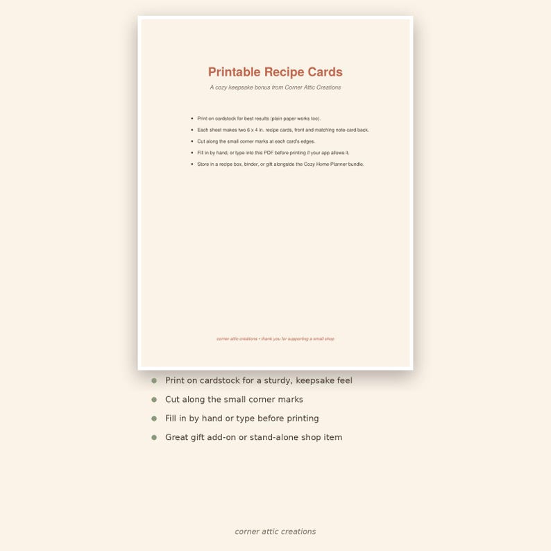 Puede incluir: Un documento digital titulado Printable Recipe Cards con instrucciones para imprimir en cartulina, cortar a lo largo de las marcas de las esquinas y rellenar a mano o escribiendo. El texto incluye detalles sobre tarjetas de 15,24 x 10,16 cm.
