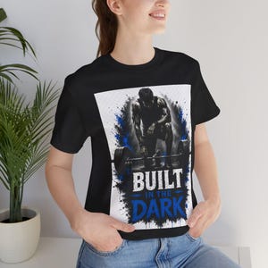 Camiseta Built In The Dark para Atletas, Camiseta Motivacional para Academia, Camiseta de Treino, Roupa Fitness, Camiseta para Levantamento de Peso, Presente para Musculação. imagem 1