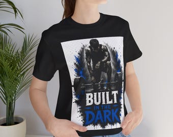 Designed im Dunkeln Athlete Shirt, Gym Motivation T-Shirt, Workout Shirt, Fitness Bekleidung, Gewichtheben T-Shirt, Bodybildung Geschenk.