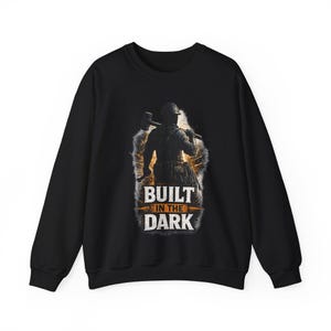 Bluza z nadrukiem "Built In The Dark Worker", Koszulka motywacyjna "Hard Work", Prezent dla pracownika fizycznego, Bluza z nadrukiem "Built Worker", Prezent dla elektryka zdjęcie 2