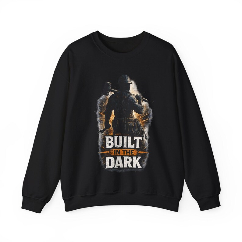 Bluza z nadrukiem "Built In The Dark Worker", Koszulka motywacyjna "Hard Work", Prezent dla pracownika fizycznego, Bluza z nadrukiem "Built Worker", Prezent dla elektryka zdjęcie 2