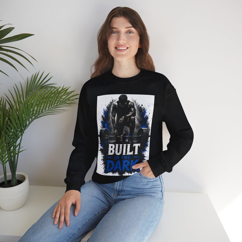 Errichtet im dunklen Athleten Sweatshirt, Gym Motivation Sweatshirt, Workout Sweatshirt, Fitness Bekleidung, Gewichtheben T-Shirt, Bodybildung Geschenk Bild 3