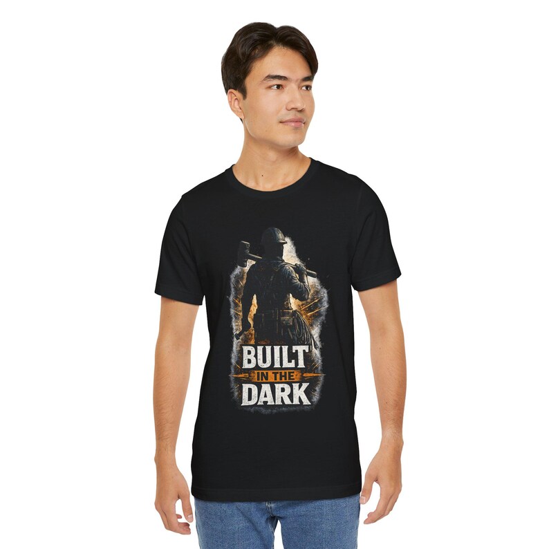 Chemise de travailleur construite dans le noir, T-shirt motivant pour le travail, Cadeau avec col bleu pour homme, Chemise d'ouvrier du bâtiment, Électricien, artisan image 4