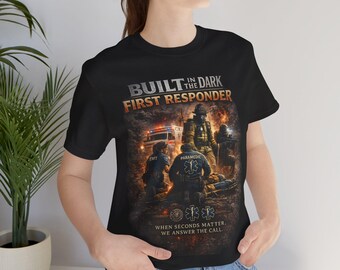 Im Dunkeln gebaut Ersthelfer Shirt, EMT Geschenk, Sanitäter Shirt, Ersthelfer Bekleidung, Rettungsdienste T-Shirt, Motivations Shirt
