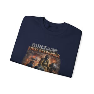 Erbaut im Dunkeln Ersthelfer Sweatshirt, EMT Geschenk, Sanitäter Sweatshirt, Ersthelfer Kleidung, Rettungsdienst Geschenk Bild 4