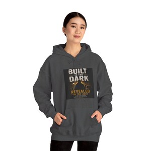 Sudadera con capucha "Construido en la oscuridad, revelado en la luz", regalo para emprendedores, sudadera con capucha para negocios paralelos, sudadera con capucha motivacional para empresas. imagen 8