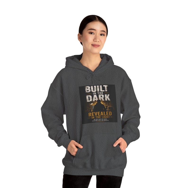 Sudadera con capucha "Construido en la oscuridad, revelado en la luz", regalo para emprendedores, sudadera con capucha para negocios paralelos, sudadera con capucha motivacional para empresas. imagen 8