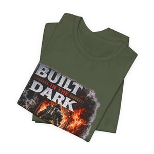 Camiseta de primeros auxilios "Construida en la oscuridad", camiseta de bombero, Corremos hacia lo que otros huyen, regalo para bomberos, camiseta de técnico de emergencias médicas, camiseta de héroe imagen 5