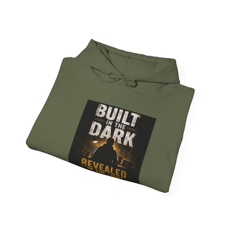 Sudadera con capucha "Construido en la oscuridad, revelado en la luz", regalo para emprendedores, sudadera con capucha para negocios paralelos, sudadera con capucha motivacional para empresas. imagen 3