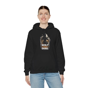 Errichtet im dunklen Arbeiter Hoodie, harte Arbeit Motivations Hoodie, blauer Kragen Geschenk für Männer, Bauarbeiter Hoodie, Elektriker Geschenk, Bild 4