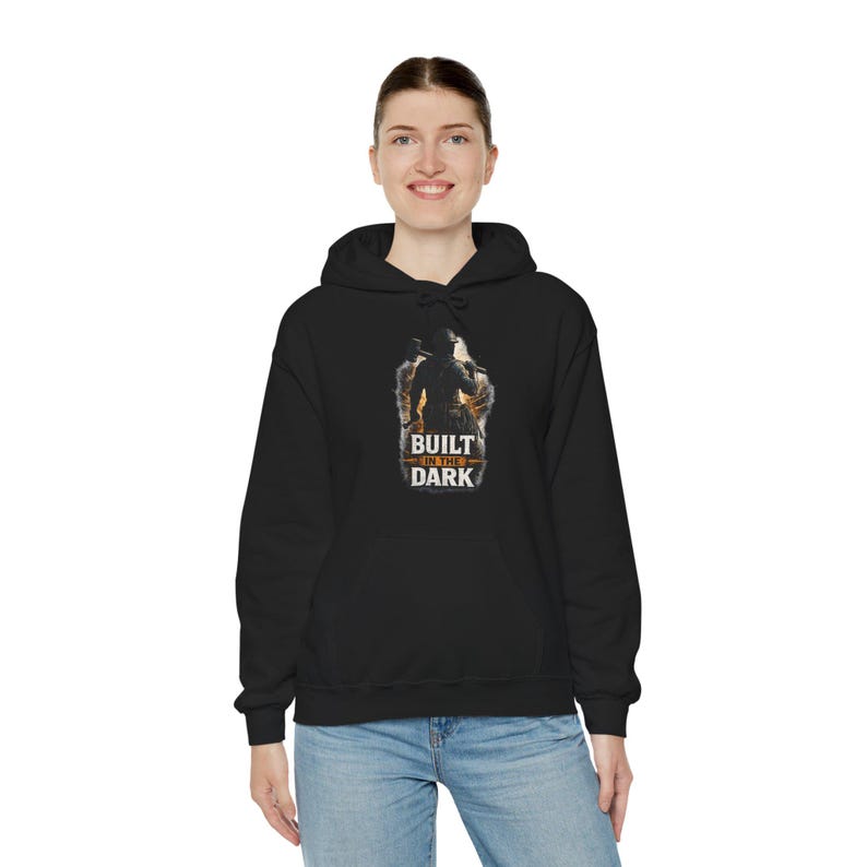Errichtet im dunklen Arbeiter Hoodie, harte Arbeit Motivations Hoodie, blauer Kragen Geschenk für Männer, Bauarbeiter Hoodie, Elektriker Geschenk, Bild 4