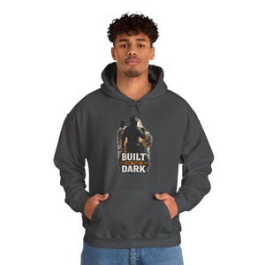 Errichtet im dunklen Arbeiter Hoodie, harte Arbeit Motivations Hoodie, blauer Kragen Geschenk für Männer, Bauarbeiter Hoodie, Elektriker Geschenk, Bild 3