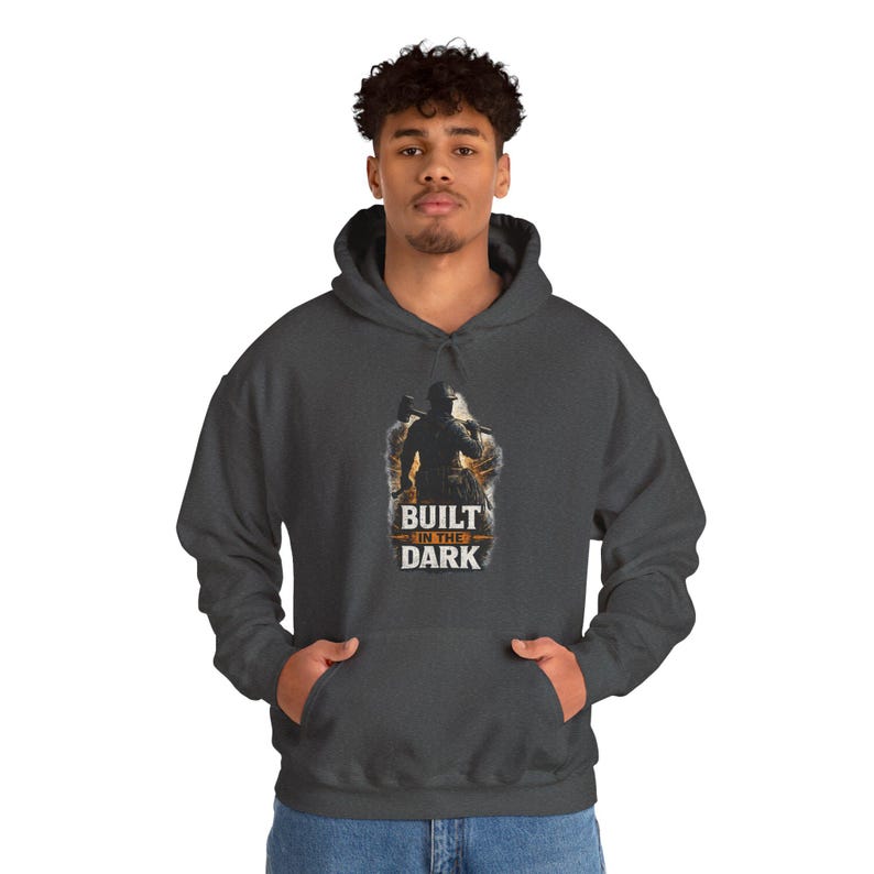 Errichtet im dunklen Arbeiter Hoodie, harte Arbeit Motivations Hoodie, blauer Kragen Geschenk für Männer, Bauarbeiter Hoodie, Elektriker Geschenk, Bild 3